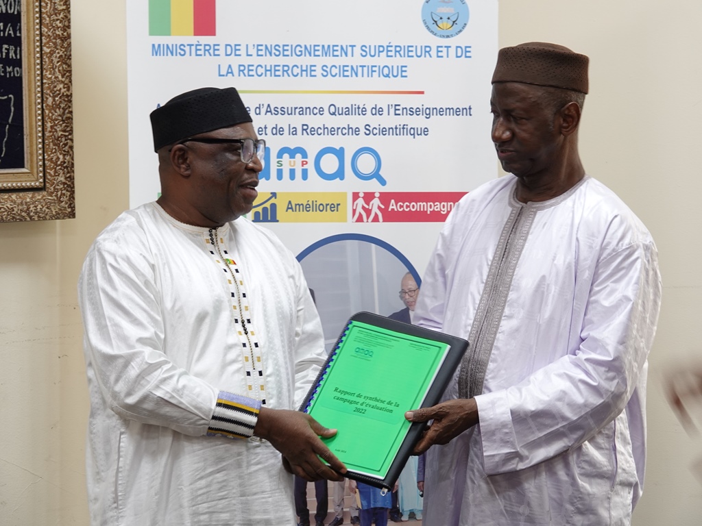 Le Pr Abdoulaye Salim CISSÉ, Président du CS de l’AMAQ-SUP remet le rapport de synthèse de la campagne d’évaluation 2022 des programmes de formations des IES au ministre de tutelle